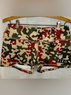 Fleo Women's Camo 3.25 Shorts - Red, Green, Tan EUC 3.25” inseam